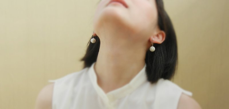 *Coucoubird*white + elegant gray circle Stone earring / clip-on can be changed - Earrings & Clip-ons - Clay White