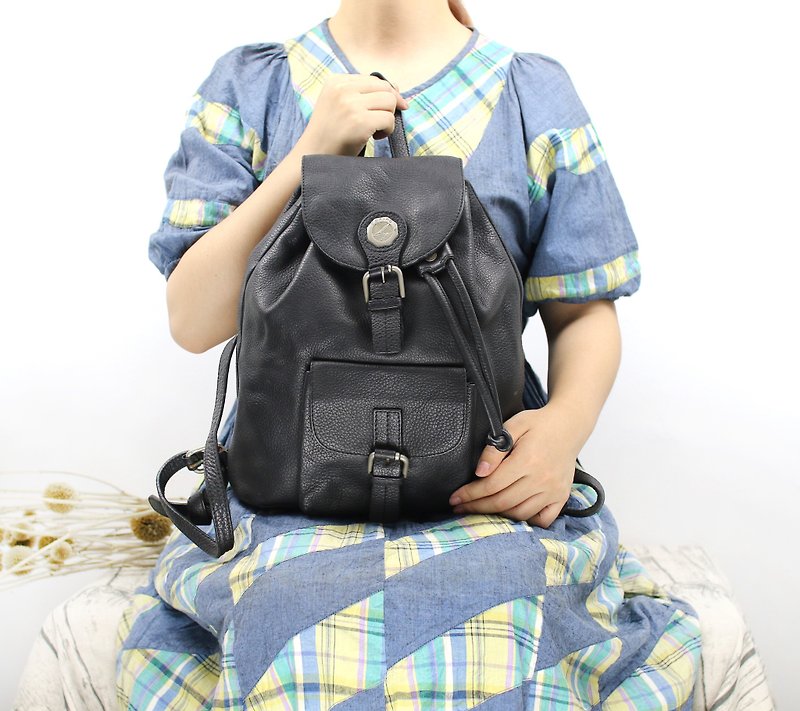 Back to Green::Iron black lychee backpack // vintage Bag - กระเป๋าเป้สะพายหลัง - หนังแท้ 