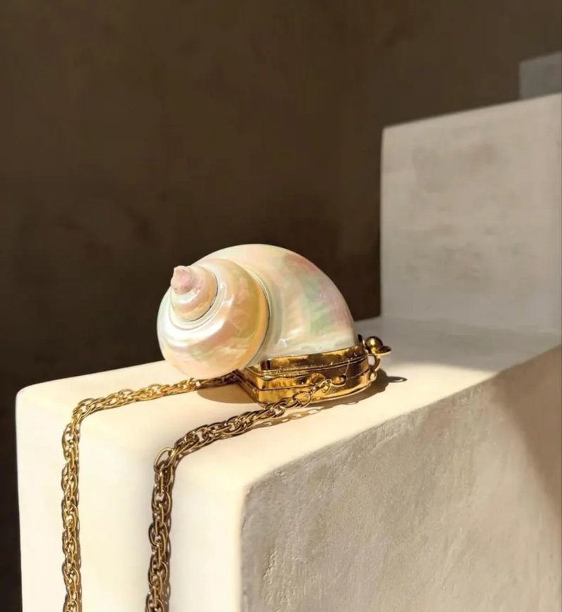 Pearl Turbo Shell Clutch: Handcrafted Seashell Purse with Gold Chain - 手拿包 - 貝殼 