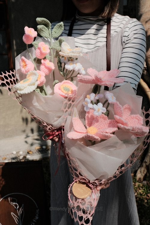 溫蒂的花wendysflorist 針織花束6朵_草莓鮮奶油_含白色櫥窗提袋