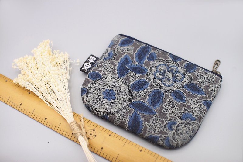 Ping An Xiaole Bag-Grey and Blue Flowers - กระเป๋าสตางค์ - ผ้าฝ้าย/ผ้าลินิน สีน้ำเงิน
