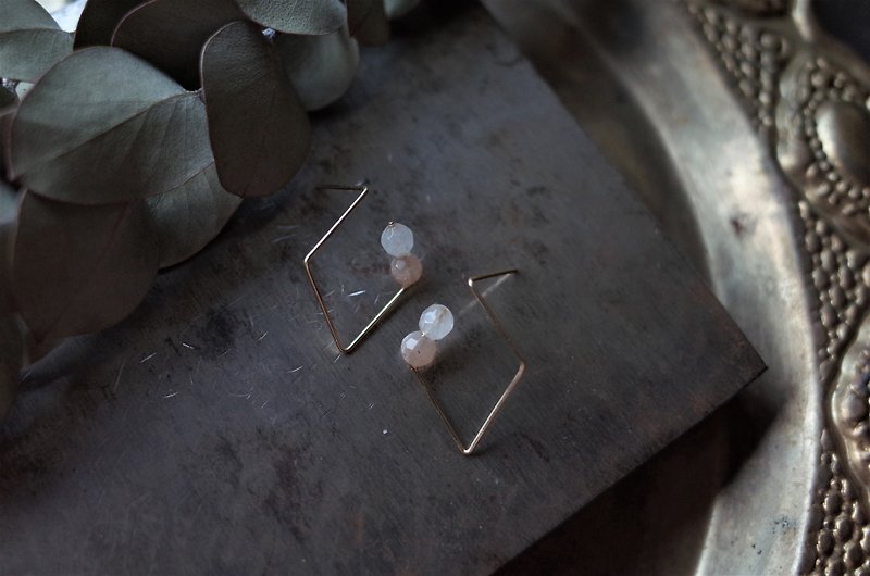 Shimmering diamond type simple peach moonstone powder crystal 14kgf gold earrings - ต่างหู - เครื่องเพชรพลอย สึชมพู