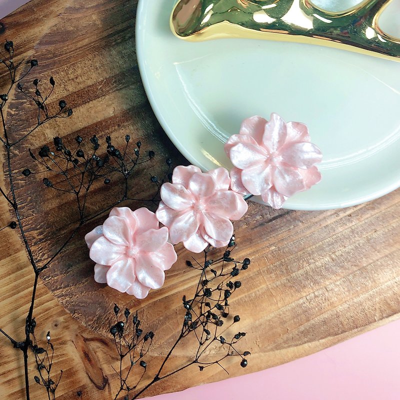 Pink sakura floral flowers Hair clip   Birthday bridal shower Gift - เครื่องประดับผม - โลหะ สึชมพู