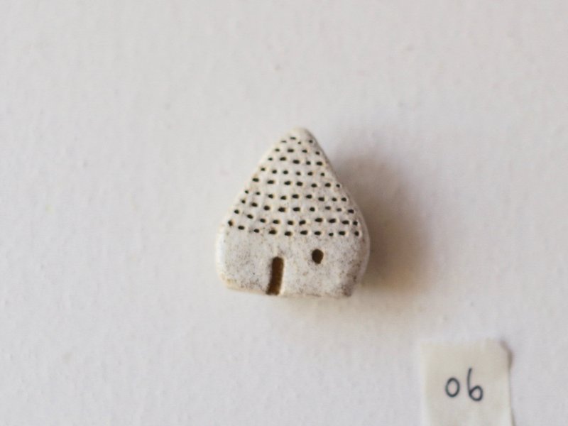 Fairy house broach こびとの家ブローチ - Brooches - Pottery White