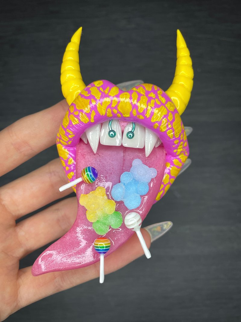 Phone grip. Pink & yellow lips with horns. - 其他 - 黏土 
