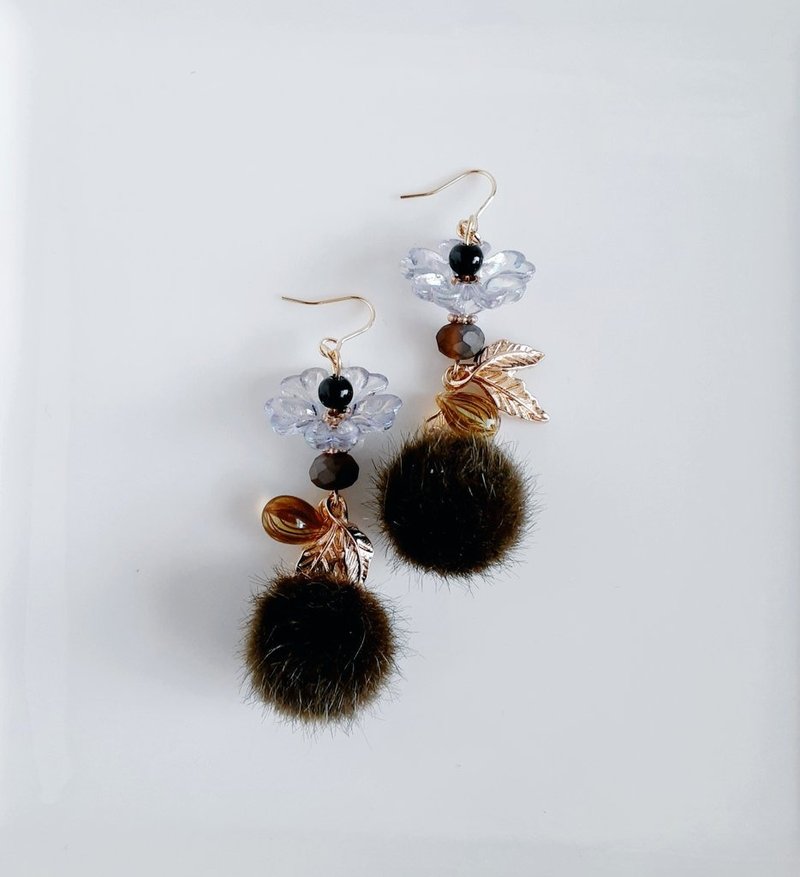 Cute winter fluffy earrings with fake fur and flower beads . Khaki x Brown gift. Winter earrings, fluffy. Can be changed to allergy-friendly earrings or Clip-On. - ต่างหู - วัสดุอื่นๆ สีเทา