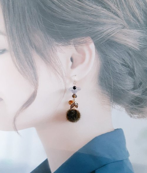 フェイクファーとフラワービーズが可愛い冬のもふもふピアス カーキ