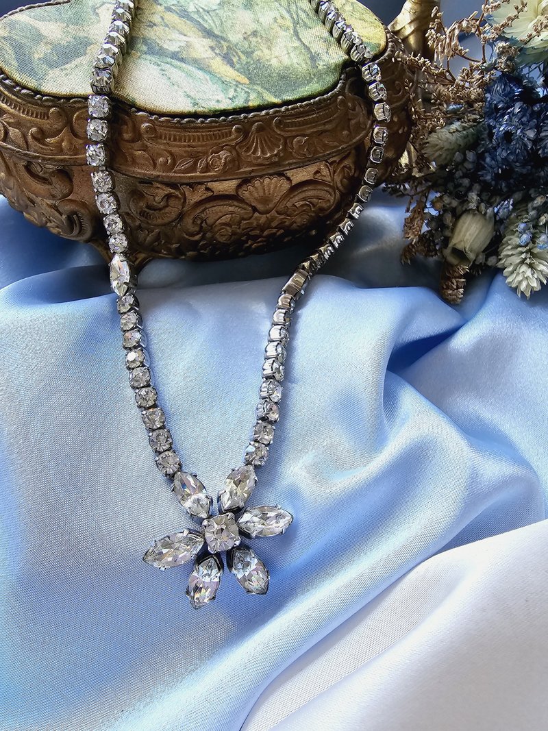 KRAMER Gorgeous Crystal Flower Rhine Retro Little Lady Necklace/Necklace/Clavicle Chain/Western Antique Jewelry - Collar Necklaces - Other Metals 