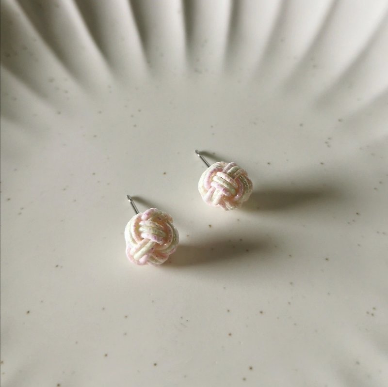 【Veverka】Initial No.2-Mizuhiki Earrings Jade Knot Braided Mizuhiki Marquetry - Earrings & Clip-ons - Paper Pink
