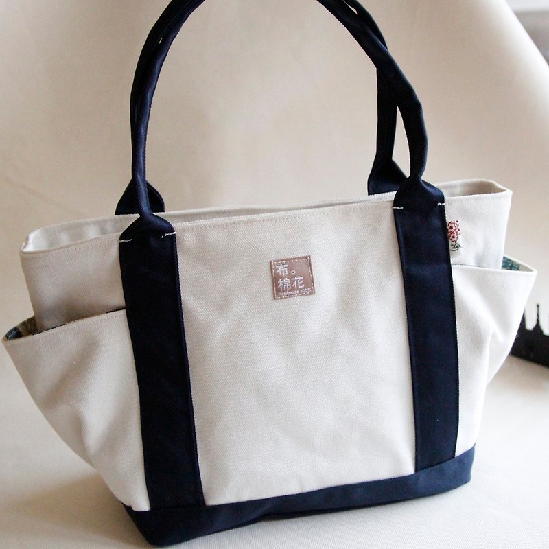 Cotton Fabric: Canvas Shoulder bag, White canvas and deep blue - กระเป๋าถือ - วัสดุอื่นๆ ขาว