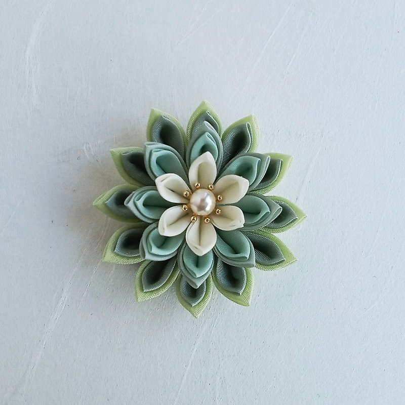 Floral brooch　light green　tumami-zaiku - Brooches - Cotton & Hemp Green