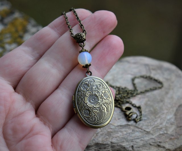 Vintage gold lockets under $150. - Diamonds in the Library