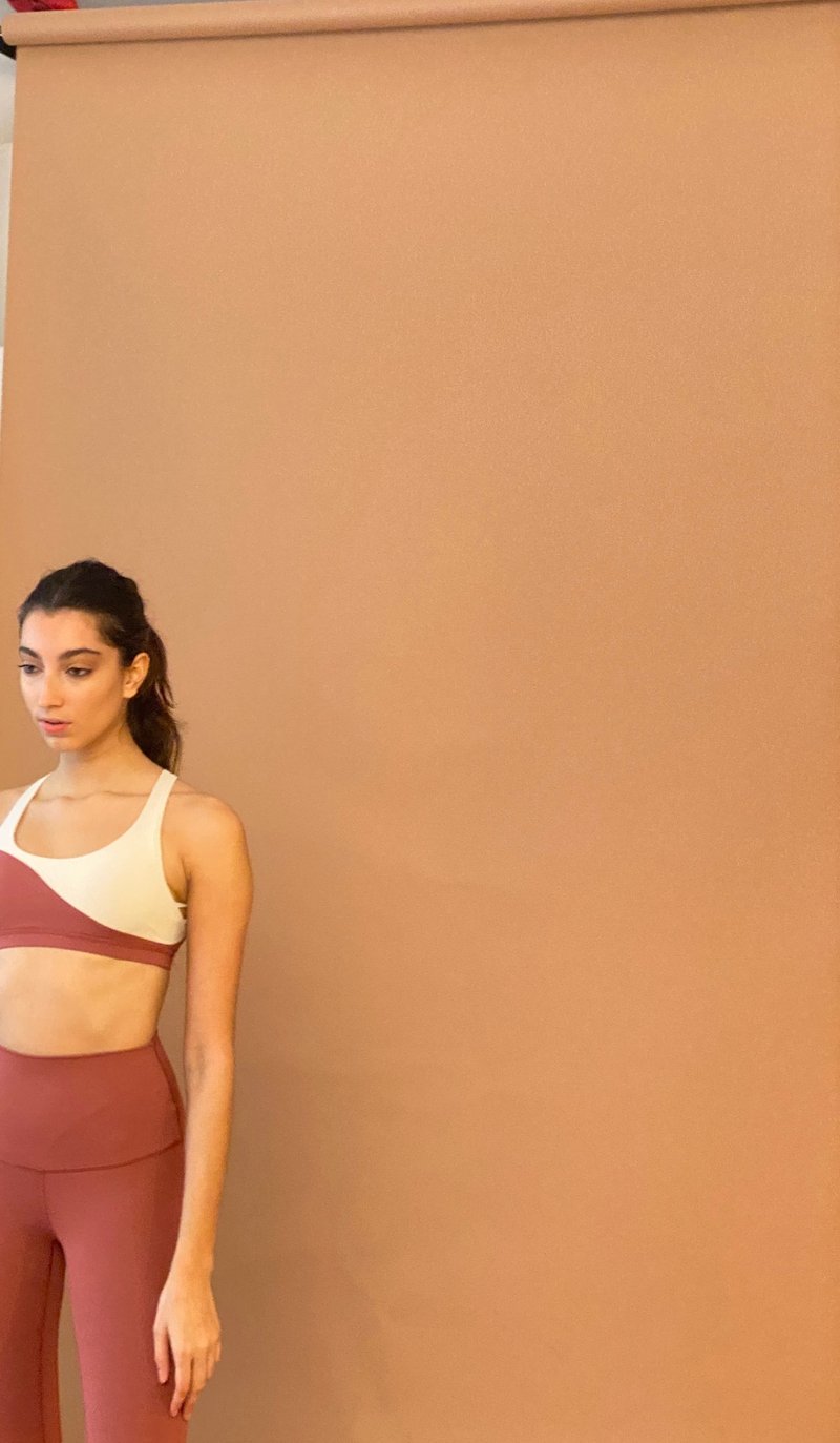 Body wave two tone color block sports bra-Sand white/Marple brick red - ชุดชั้นในกีฬาผู้หญิง - เส้นใยสังเคราะห์ หลากหลายสี