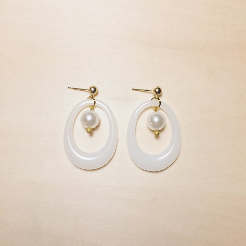 復古珍珠白色橢圓鏤空圈圈耳環 - 耳環/耳夾 - 樹脂 白色