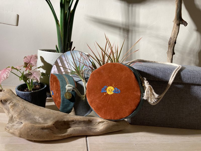 衣舊愛袋_眠刺繡圓形側背包 - 側背包/斜背包 - 棉．麻 咖啡色