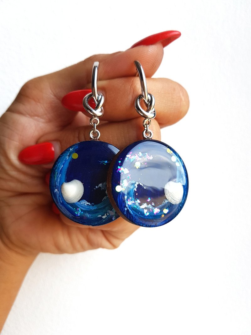 Earrings wirh real shells and hand-painted sea - 耳環/耳夾/耳骨夾 - 木頭 藍色