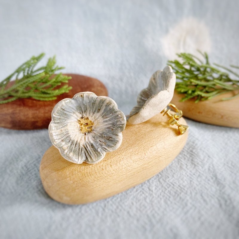 little flower / ceramic earrings - 耳環/耳夾/耳骨夾 - 陶 灰色