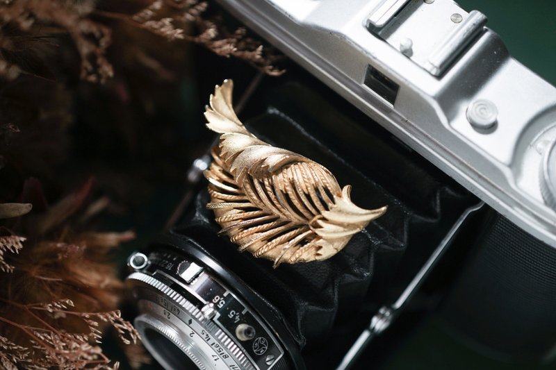 [Antique Jewelry / Western Old] VINTAGE Gold Curly Leaf Brooch - Brooches - Other Metals Gold