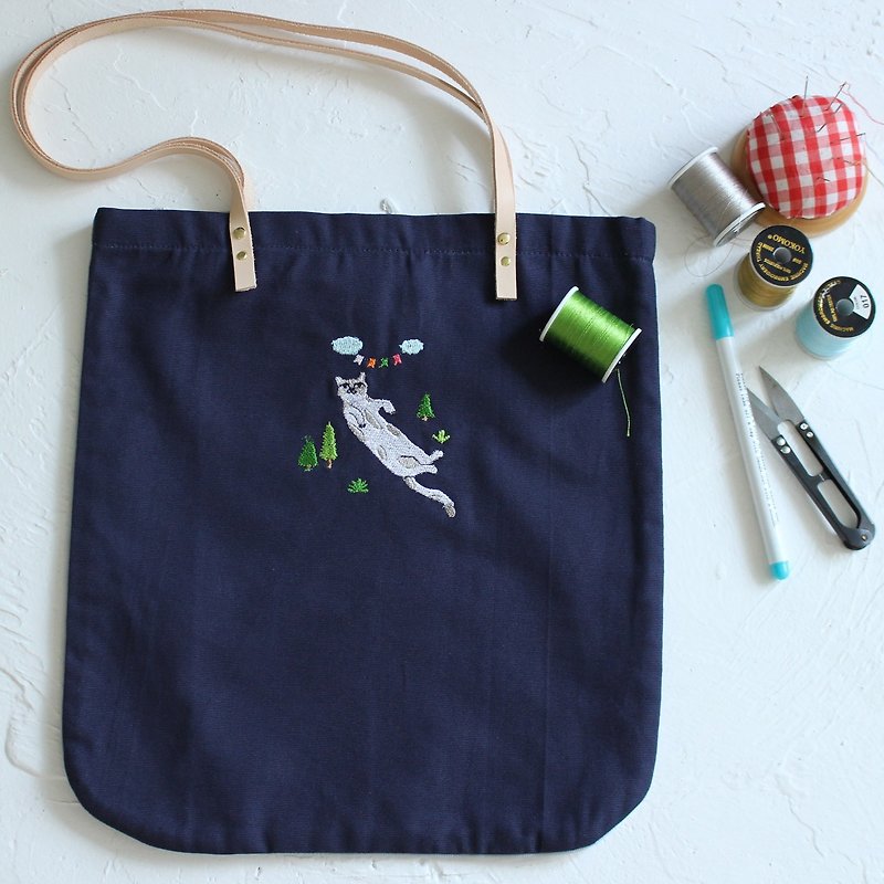 Cat two-tone tote bag  Handmade shoulder bag I Story_Cat lover - กระเป๋าแมสเซนเจอร์ - ผ้าฝ้าย/ผ้าลินิน สีน้ำเงิน