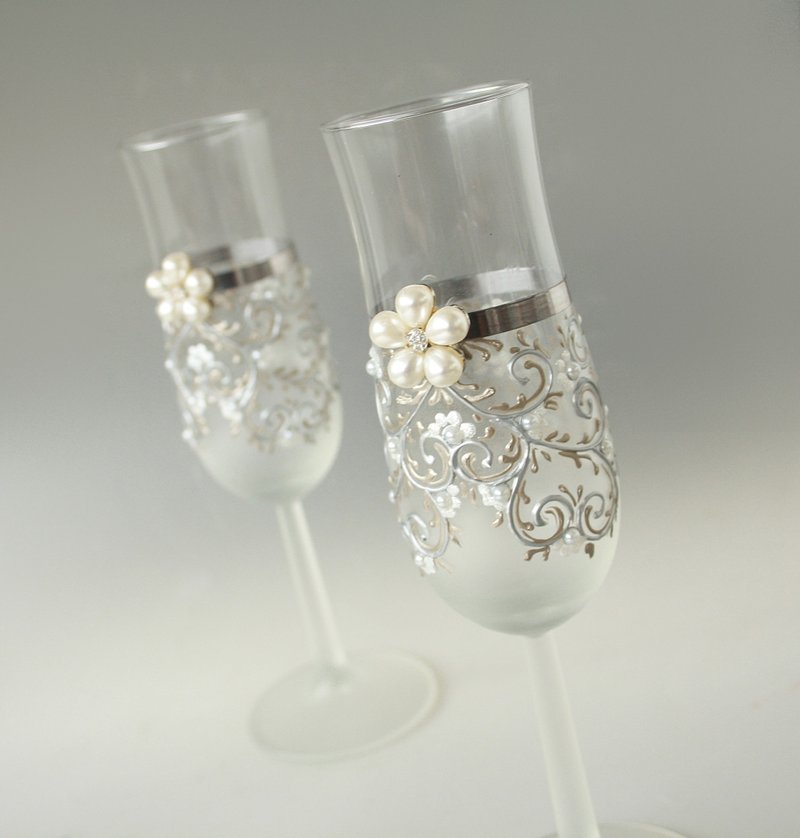 Wedding Champagne Glasses Pearls and silver, hand-painted set of 2 - Bar Glasses & Drinkware - Glass Silver