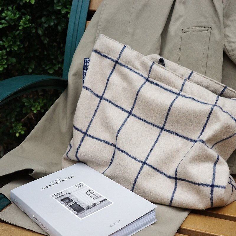 good things tote in apricot mottled blue check wool - กระเป๋าถือ - ขนแกะ สีกากี
