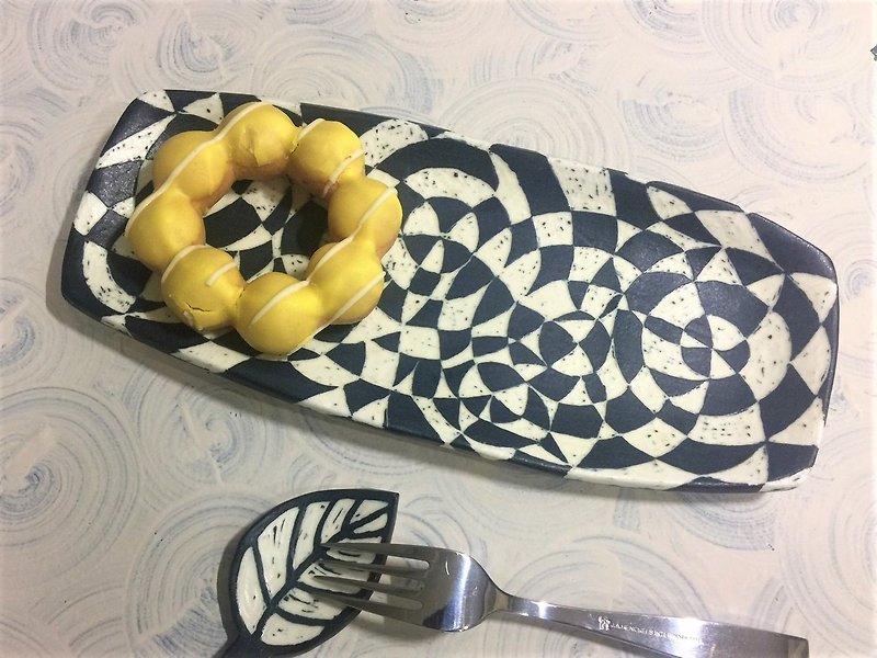 Yang carved series - black and white geometric pattern white pottery long plate _ pottery plate - Small Plates & Saucers - Pottery White