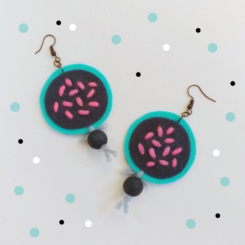 Cute free-form dangle earring design with hand-stitching on hard felt with beads - 耳環/耳夾/耳骨夾 - 繡線 