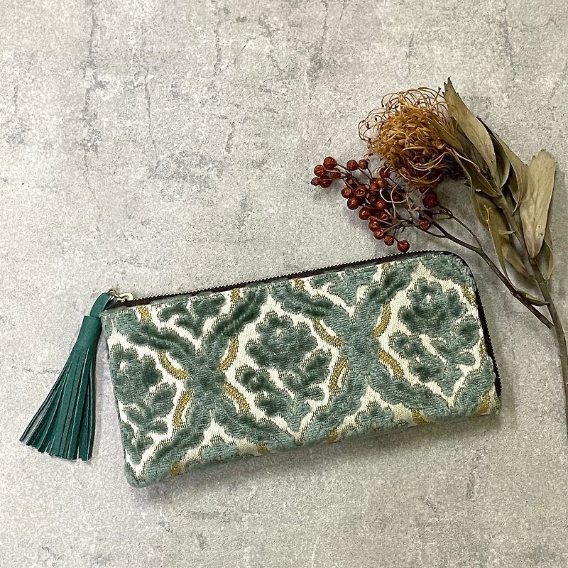 Arabesque pattern fabric L-shaped long wallet green - กระเป๋าสตางค์ - ขนแกะ สีเขียว