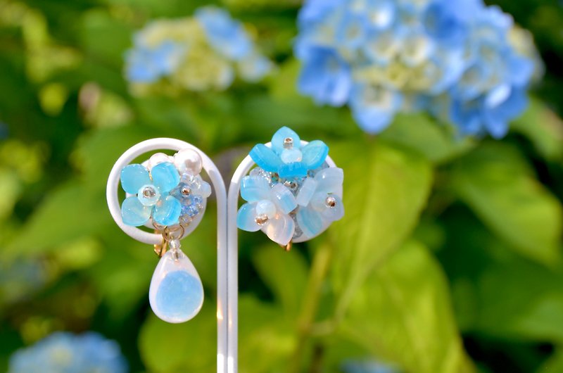 [Tsukusa color] Hydrangea earrings - Earrings & Clip-ons - Plastic Blue