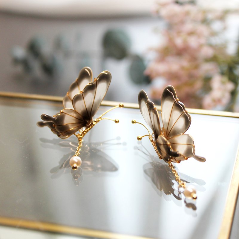 [Ink Butterfly Earrings] Butterfly Earrings Handmade Bronze Resin Earrings/ Clip-On - Earrings & Clip-ons - Resin White