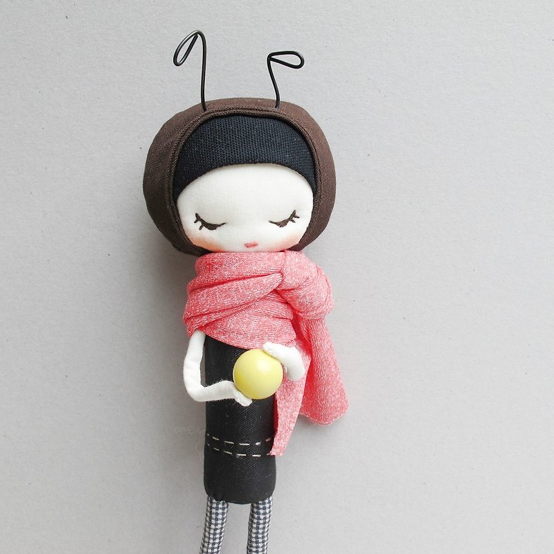 Black ant holding candy~ (look below) - ตุ๊กตา - ผ้าฝ้าย/ผ้าลินิน สีนำ้ตาล