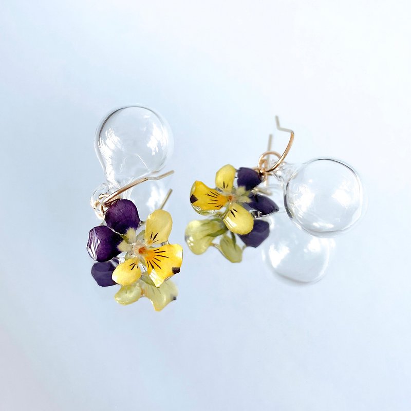 Real Flower│Iris Flower Glass Ball Earrings│14kgf【Escape from urban】 - Earrings & Clip-ons - Plants & Flowers Purple