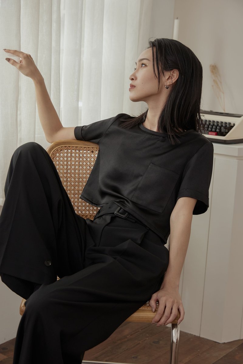 其他人造纖維 女上衣/長袖上衣 黑色 - Allie 緞面 反折袖 修身短上衣 俐落黑