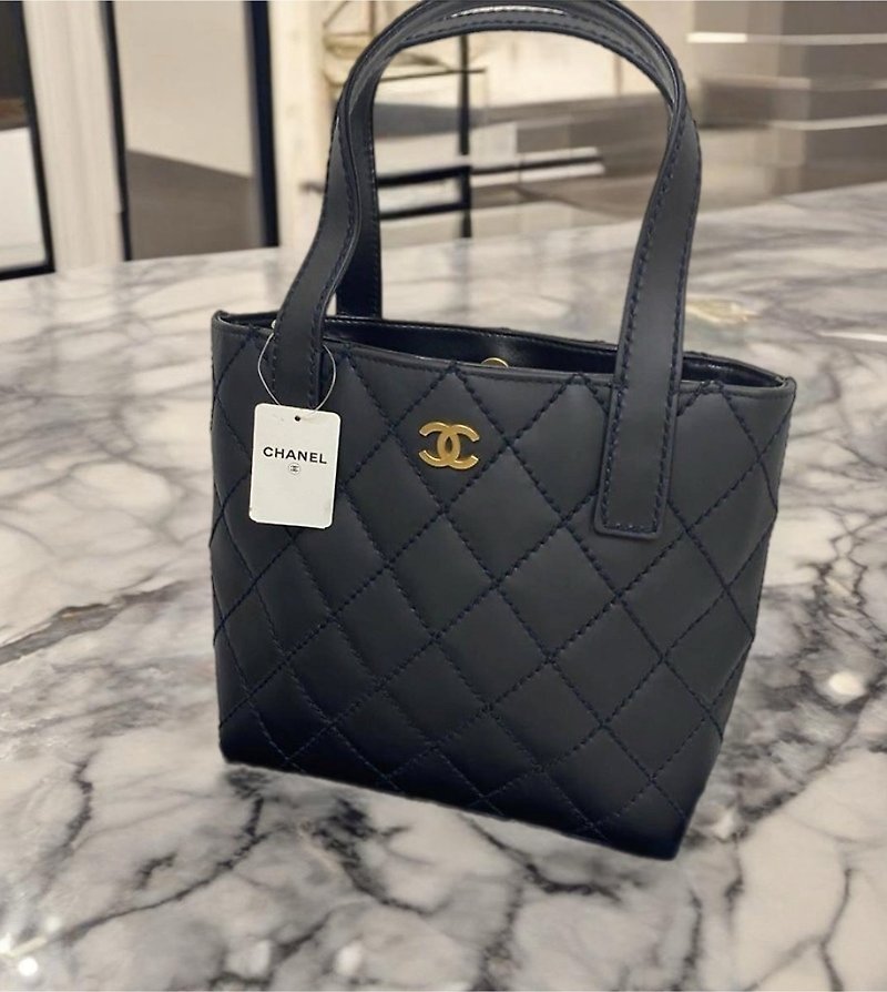 [Preserved item] Rare second-hand Chanel black gold label leather small tote bag shoulder and side bag - กระเป๋าแมสเซนเจอร์ - หนังแท้ สีดำ