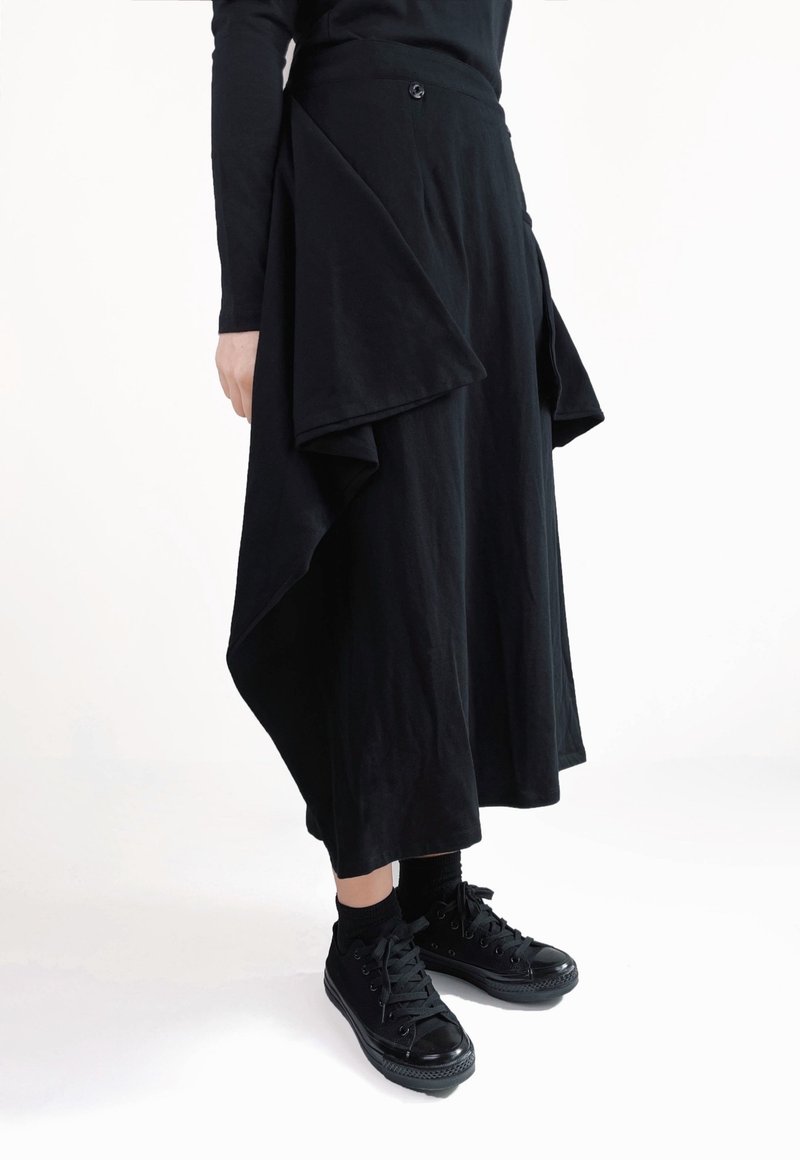 Time and Space Interlaced Knit Pleated Long Skirt (Black) Organic Cotton - กระโปรง - ผ้าฝ้าย/ผ้าลินิน สีดำ