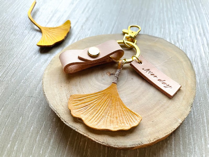 Maple leaf vegetable leather key ring - can be engraved - ที่ห้อยกุญแจ - หนังแท้ สีเขียว