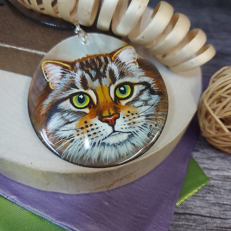 Handsome Tabby Cat. Gorgeous handmade jewelry. Aesthetic lacquer shell necklace - สร้อยคอ - เปลือกหอย สีส้ม