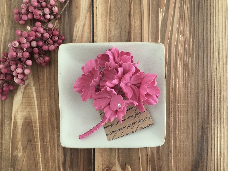 Hydrangea corsage (pink) - เข็มกลัด - ผ้าฝ้าย/ผ้าลินิน สึชมพู