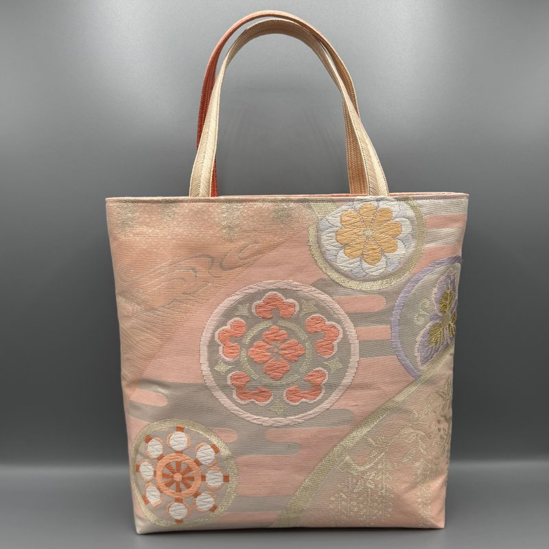 着物 帯 帯締め ハンドメイド トートバッグ リメイク ピンク 六通柄袋帯 唐織 流水花丸文 正絹 藤の花 - 手提包/手提袋 - 絲．絹 粉紅色
