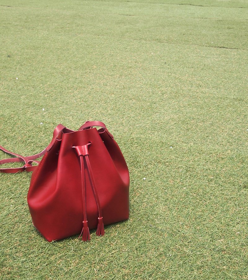 Hand-stitched leather wine red bucket bag side backpack by Fabula custom-made vintage bucket bag - กระเป๋าแมสเซนเจอร์ - หนังแท้ สีแดง