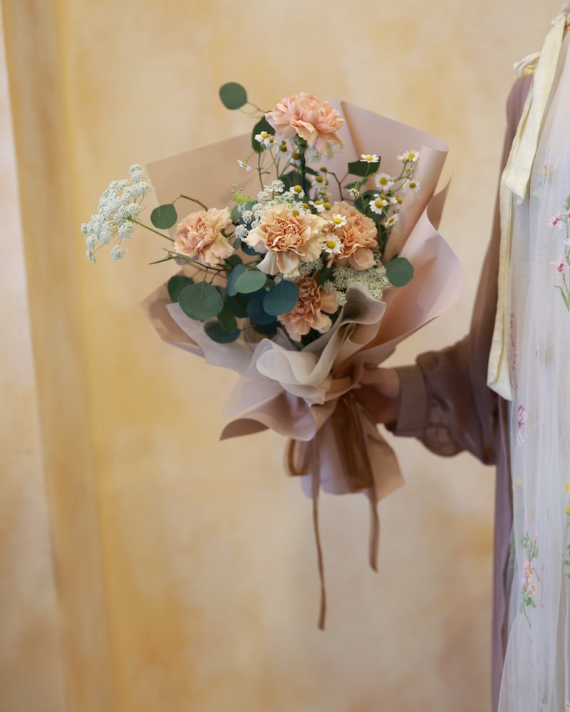 母親節限定 質感鮮花花束 康乃馨花束 暖香焦糖 2025母親節禮物 - 乾燥花/永生花 - 植物．花 
