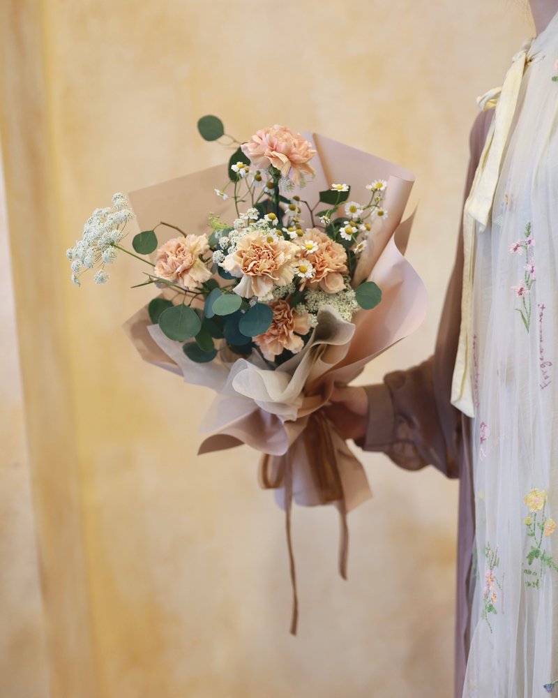 母親節限定 質感鮮花花束 康乃馨花束 暖香焦糖 2025母親節禮物 - 乾燥花/永生花 - 植物．花 