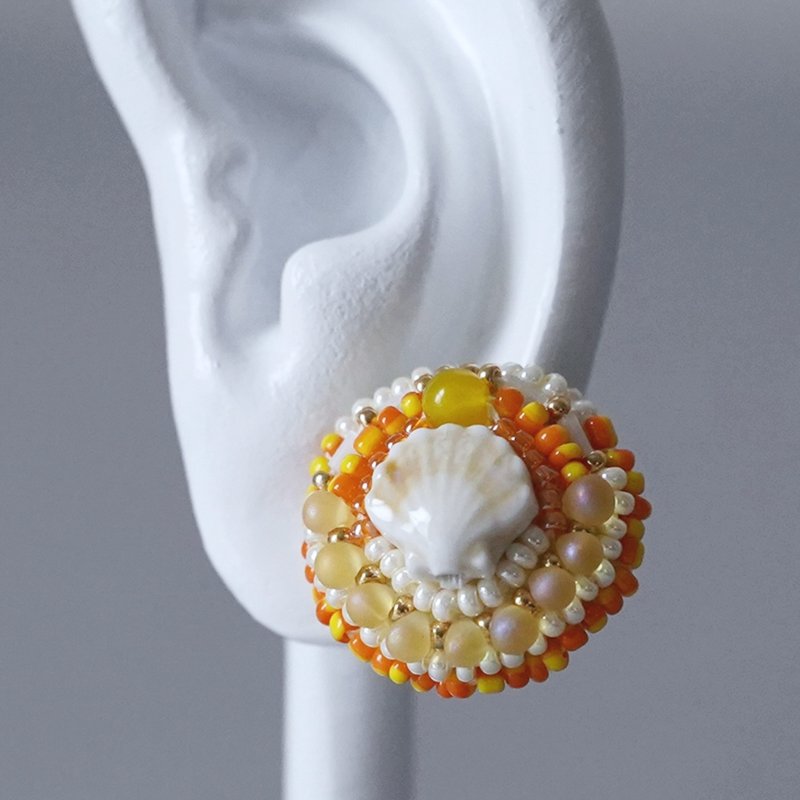 喋喋不休的耳夾 5 圓形 貝殼黃 大尺寸 無鎳耳夾 彩色 獨一無二 珠飾刺繡 - 耳環/耳夾 - 玻璃 橘色