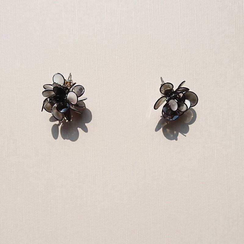 <花> modeling handmade resin earrings/earring/accessories - Earrings & Clip-ons - Other Materials Black
