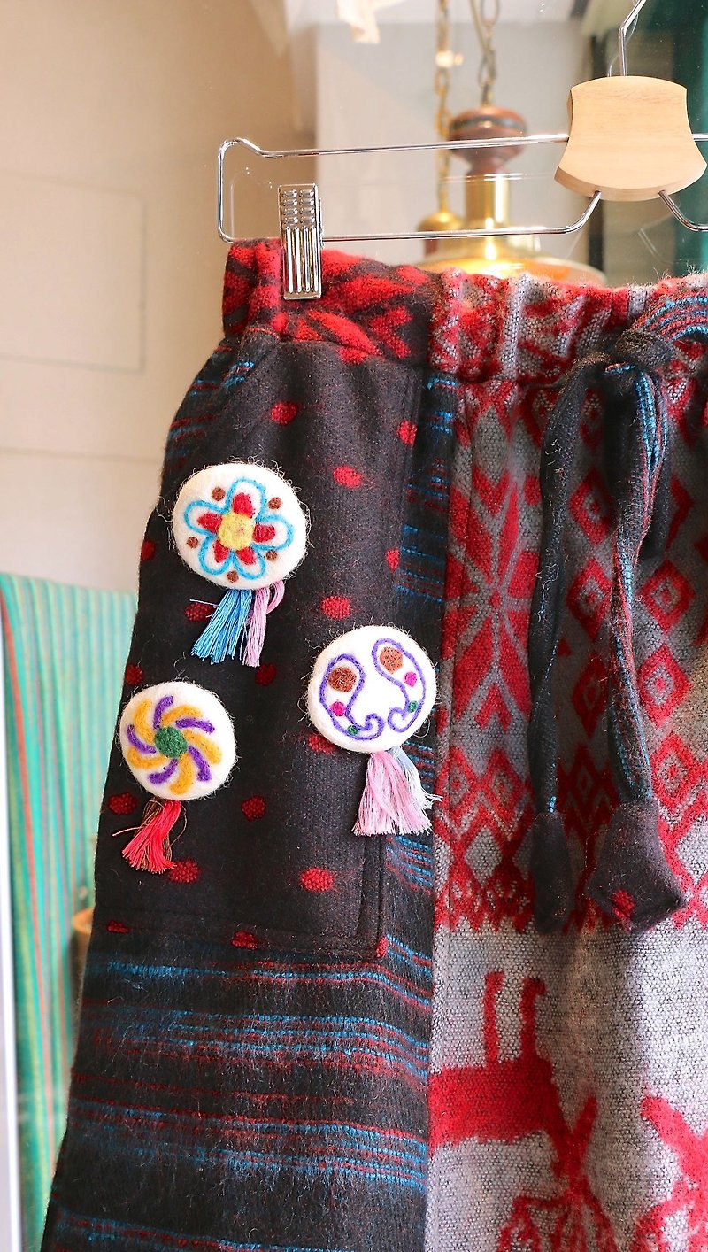 尼泊爾羊毛氈療癒小別針~文化徽章 (圖一右) - 胸針 - 棉．麻 多色
