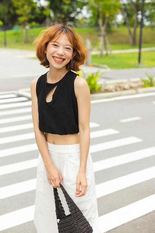 kaiteki-life Meiko sleeveless shirt in black