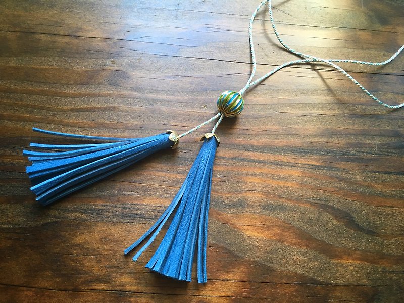 Lariette with vintage brass beads and French goat leather tassel - สร้อยคอ - หนังแท้ สีน้ำเงิน