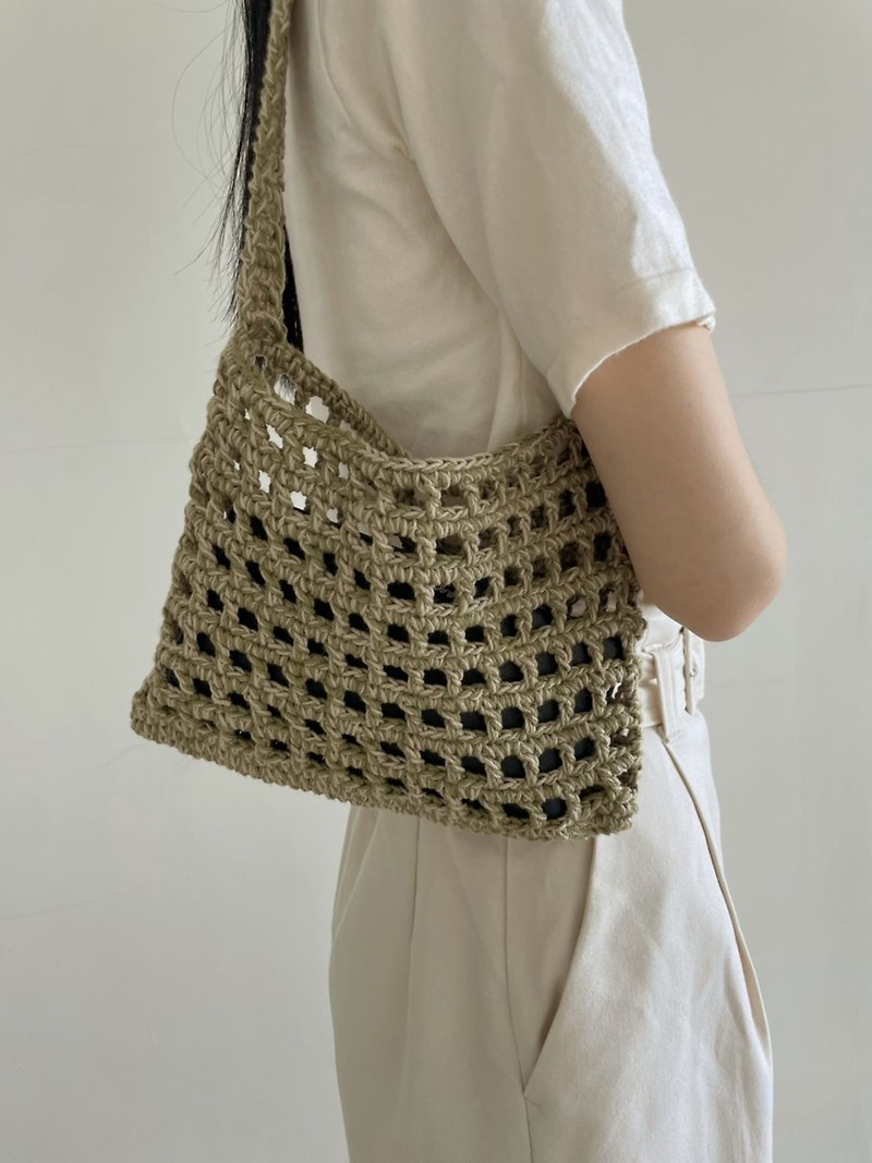 Hole shoulder bag/woven/underarm bag - กระเป๋าแมสเซนเจอร์ - ผ้าฝ้าย/ผ้าลินิน 