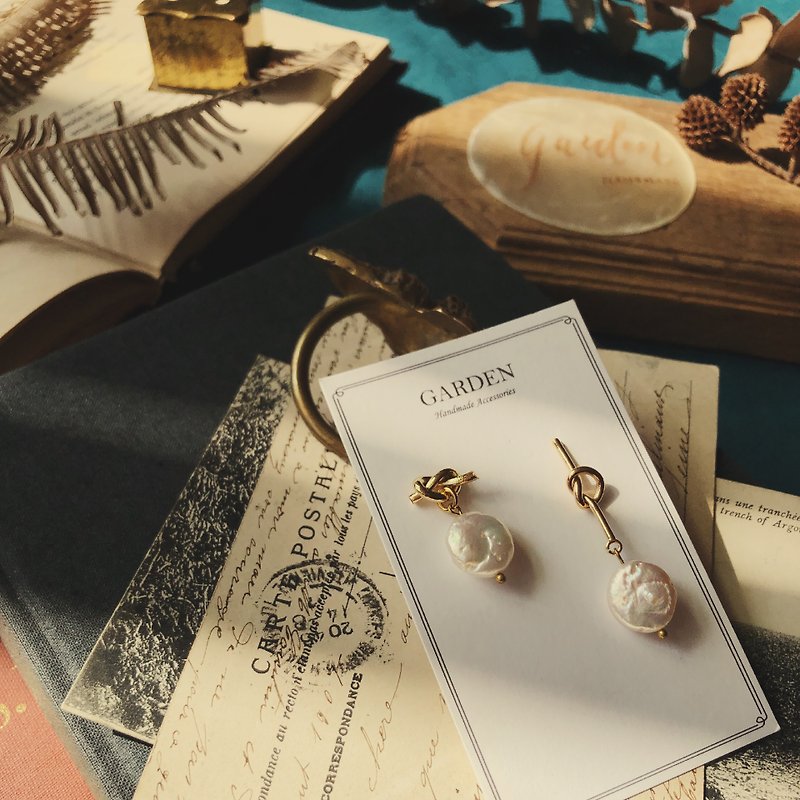 Asymmetrical knotted pearl earrings - ต่างหู - ไข่มุก ขาว