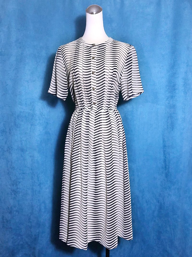 Corrugated short-sleeved vintage dress / brought back to VINTAGE abroad - ชุดเดรส - เส้นใยสังเคราะห์ ขาว
